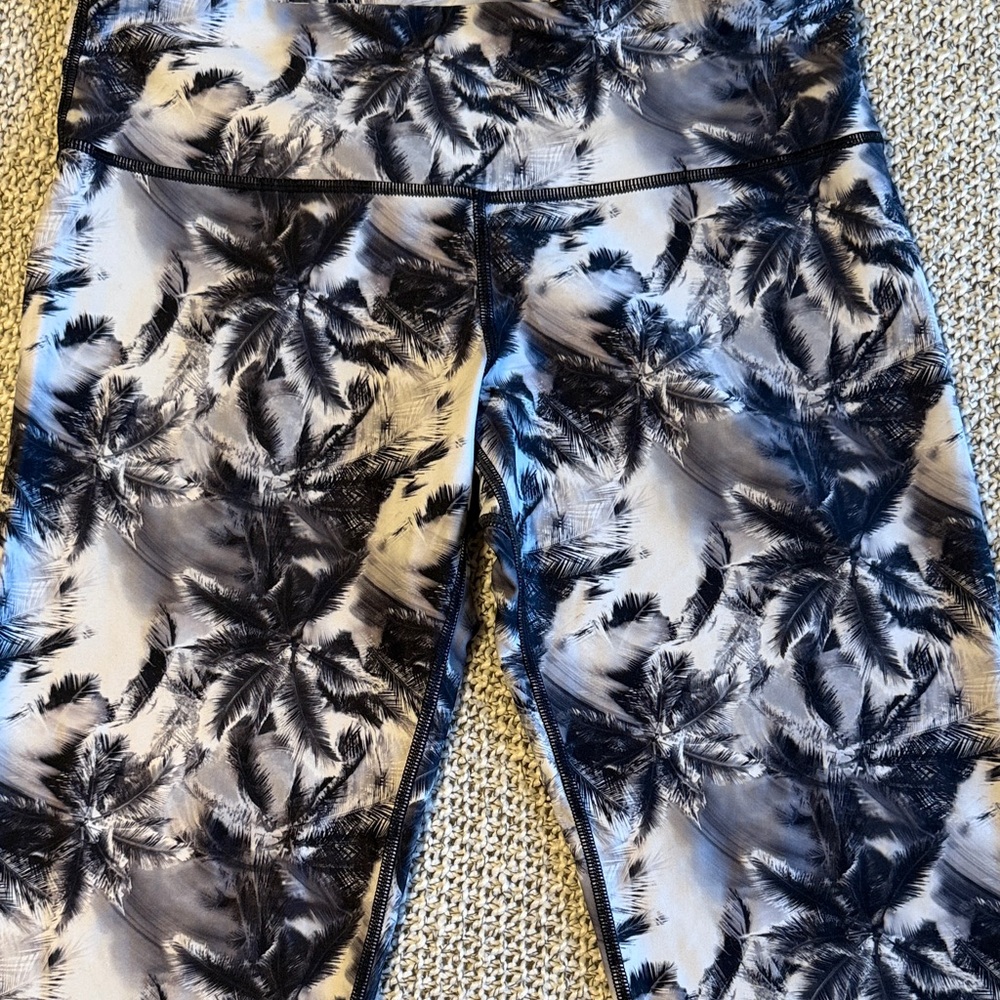 Noli Black and White Palm Print Leggings